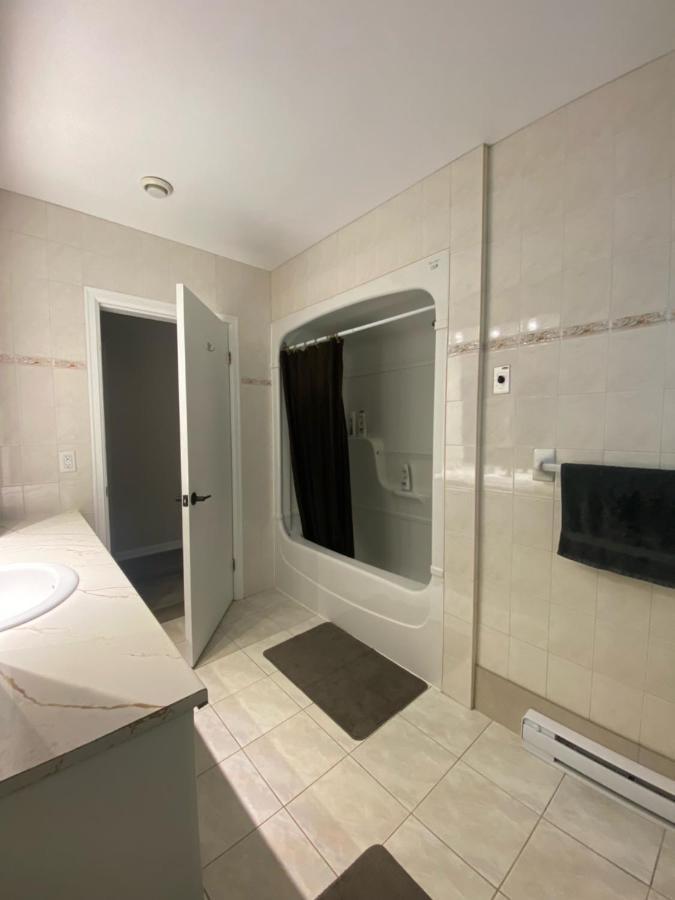 Private Room Lakeview House- Westmount Μόνκτον Εξωτερικό φωτογραφία
